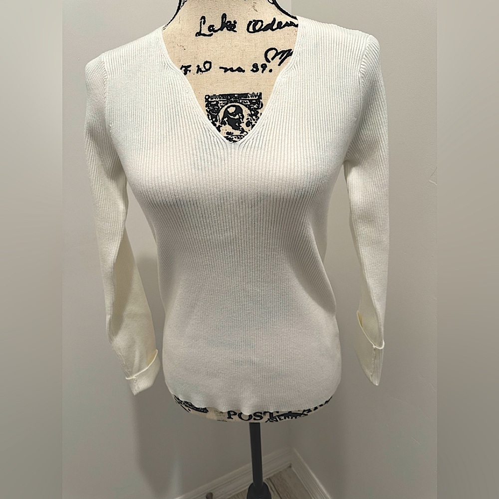 Elegant White V-Neck Sweater by ELIE TAHARI SIZE M.